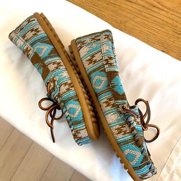 MINNETONKA SOUTHWESTERN MOTIF MOCASSINS.  … - Picture 4 of 8